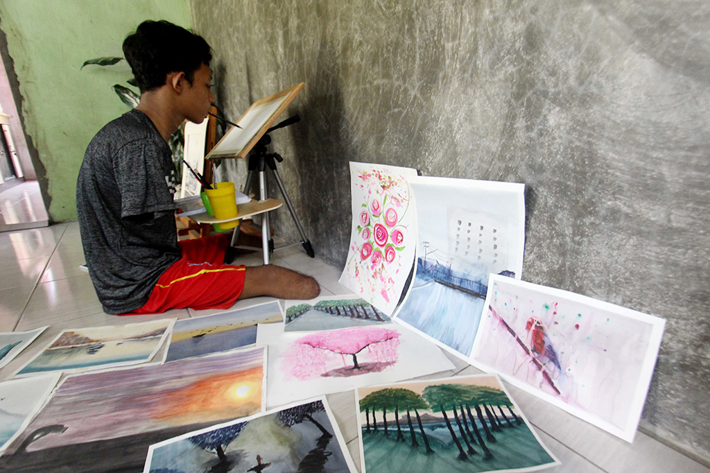 Remaja Ini Melukis dengan Mulut