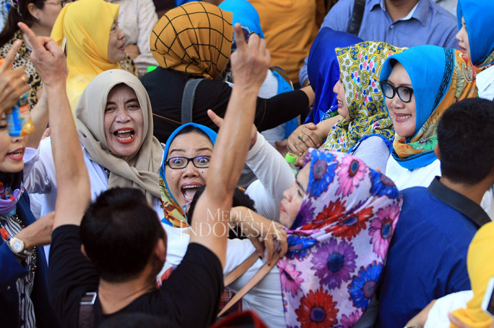 Pendukung pasangan calon (Paslon) nomor urut 1 Wahidin-Andika meluapkan kebahagiaan mereka usai pembacaan putusan perselisihan hasil Pilkada Banten di luar gedung Mahkamah Konstitusi (MK), Jakarta, Selasa (4/4/2017).