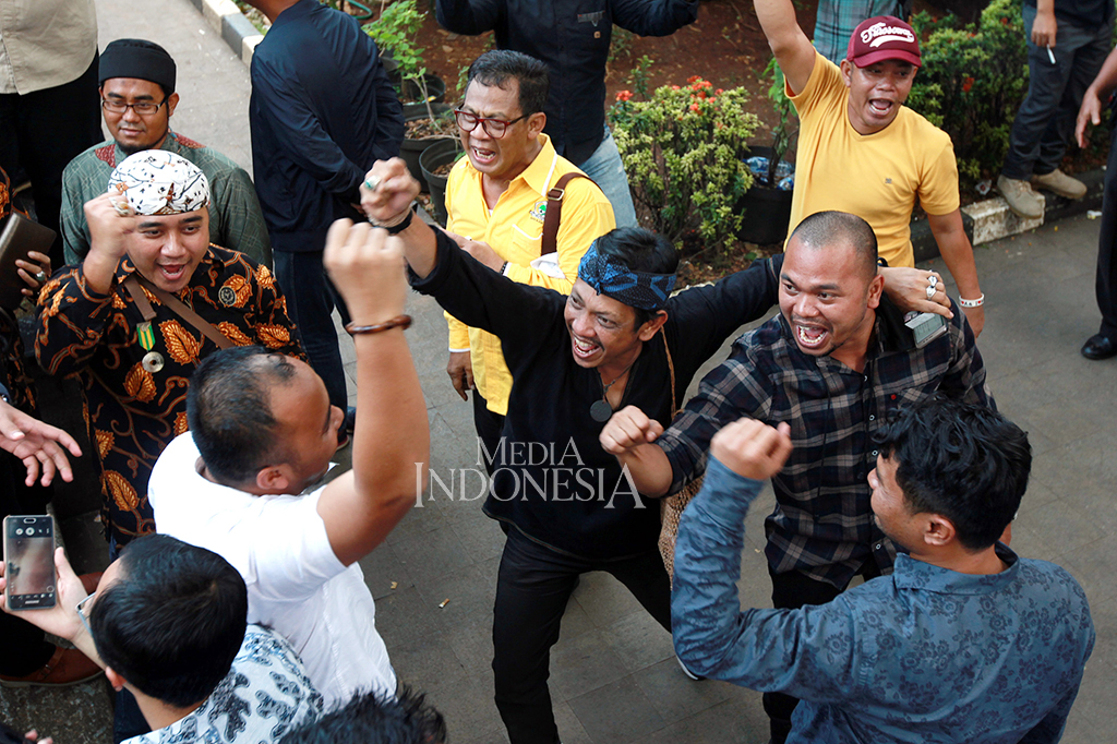 Alasan MK menolak gugatan pemohon, karena gugatan tidak memenuhi syarat Pasal 158 UU Pilkada. Sebab terpaut 2,5 persen, sementara syarat UU yaitu 1,5 persen.