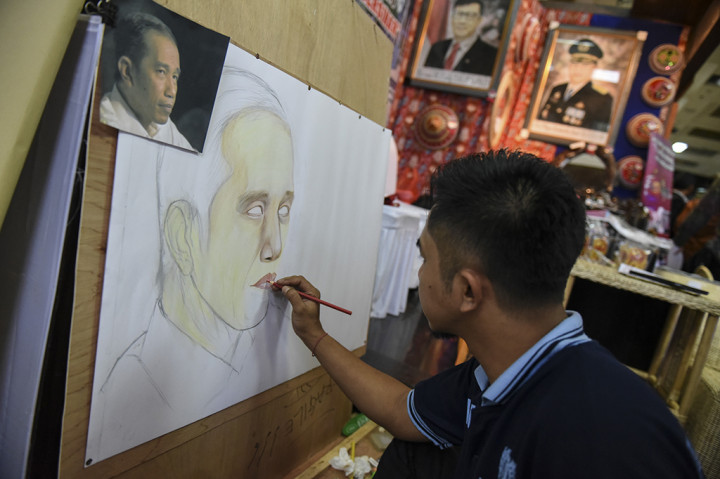 Narapidana Lapas Kelas IIB Pangkalan Bun melukis wajah Presiden Joko Widodo saat 'Pameran Produk Unggulan Narapidana'. 