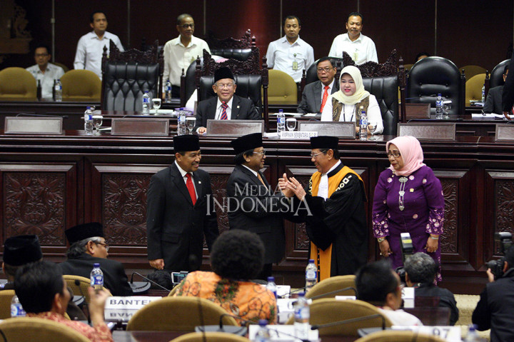 Ketua DPD RI terpilih Oesman Sapta Odang (tengah) mendapat ucapan selamat dari Wakil Ketua Mahkamah Agung (MA) bidang Yudisial M. Syarifuddin seusai pengambilan sumpah jabatan.