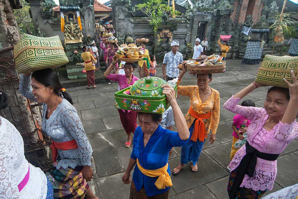 Sejumlah umat Hindu membawa sesajen untuk persembahyangan Hari Raya Galungan di Pura Dalem Kengetan, Ubud, Bali, Rabu (5/4/2017).