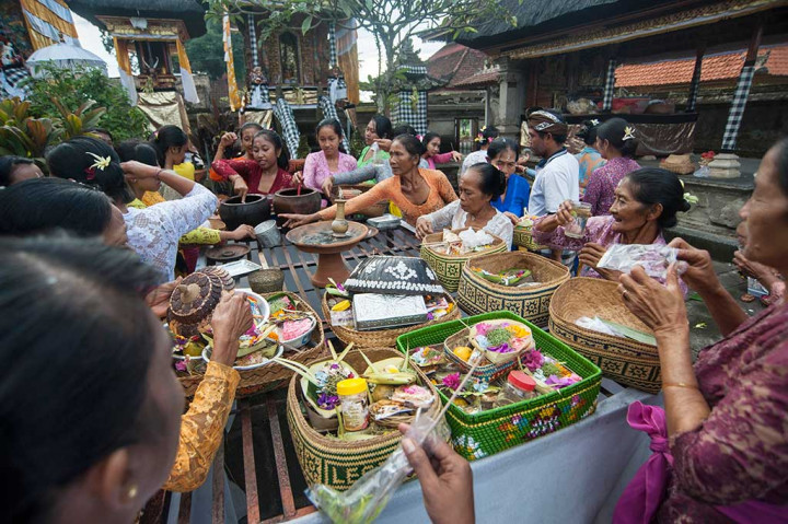 Sejumlah umat Hindu menyiapkan sesajen saat persembahyangan di Pura Dalem Kengetan, Ubud.