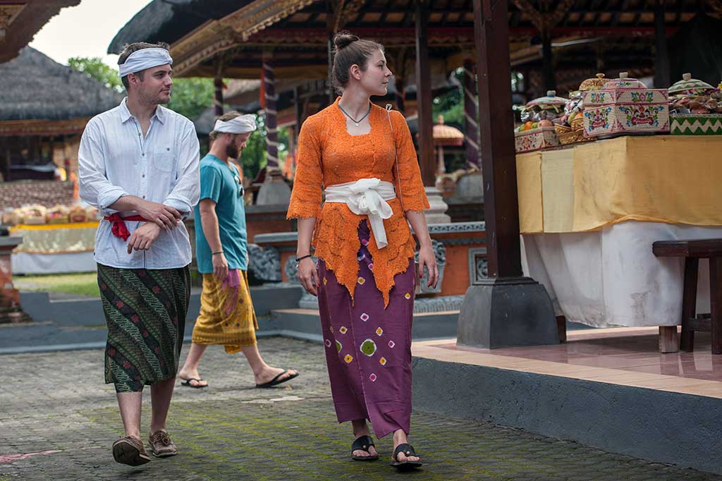 Wisatawan mancanegara mengenakan pakaian adat saat melihat perayaan Hari Raya Galungan di Pura Dalem Peliatan, Ubud.