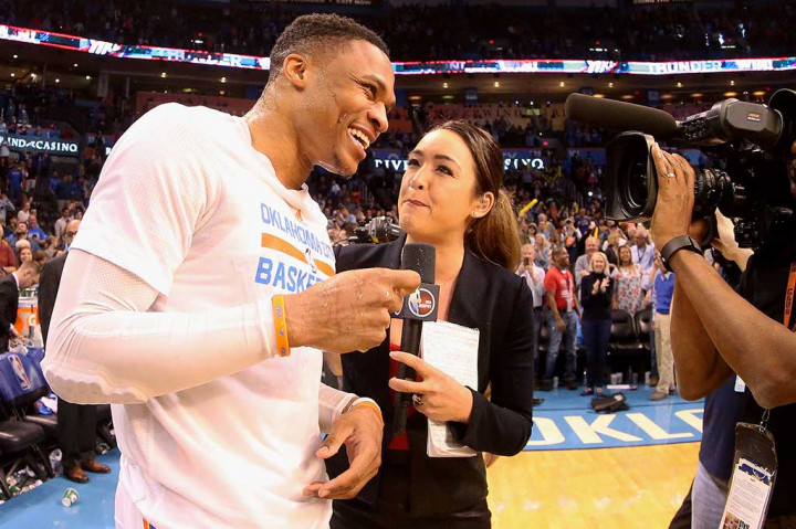 Westbrook diwawancarai wartawan usai menjalani laga melawan Milwaukee Bucks.