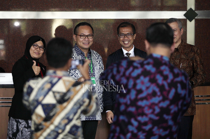 Direktur Pendaftaran dan Pemeriksaan LHKPN KPK Cahya Harefa (kedua kanan) berfoto bersama Dirut Bank Mandiri Kartika Wirjoatmodjo (kedua kiri) seusai melakukan pertemuan di Gedung Merah Putih, KPK, Jakarta, Rabu (5/4/2017).