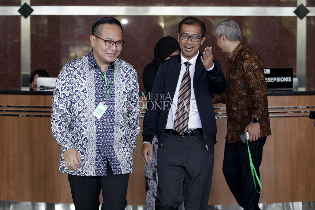 Direktur Pendaftaran dan Pemeriksaan LHKPN KPK Cahya Harefa (kanan) bersama Dirut Bank Mandiri Kartika Wirjoatmodjo seusai melakukan pertemuan di Gedung Merah Putih, KPK, Jakarta.