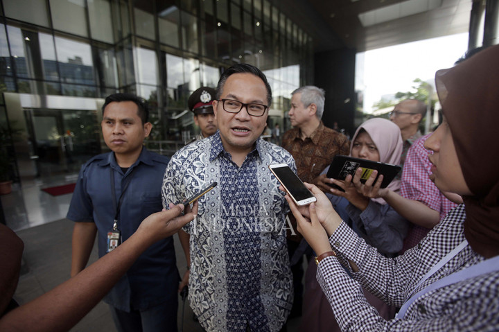 Dirut Bank Mandiri Kartika Wirjoatmodjo menjawab pertanyaan wartawan usai melakukan pertemuan di Gedung Merah Putih, KPK, Jakarta.