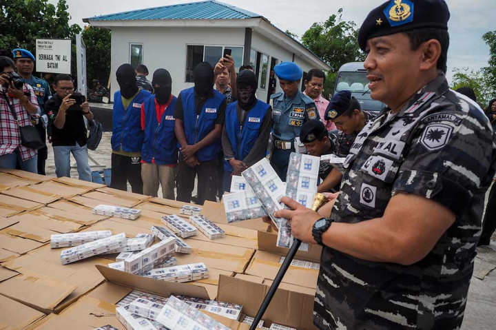 Komandan Lantamal IV Tanjungpinang Laksamana Pertama S. Irawan menunjukkan barang bukti rokok tanpa cukai yang diduga akan diselundupkan keluar wilayah free trade zone (FTZ) dan empat pelaku penyelundupan di Pangkalan AL Batam, Kepulauan Riau, Rabu (5/4/2017).