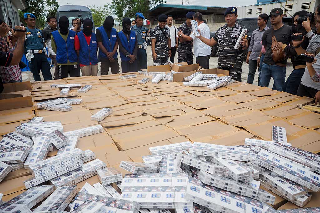 Tim Western Fleet Quick Response (WFQR) Lantamal IV Tanjungpinang menunjukkan empat pelaku penyelundupan dengan barang bukti ribuan bungkus rokok tanpa cukai.