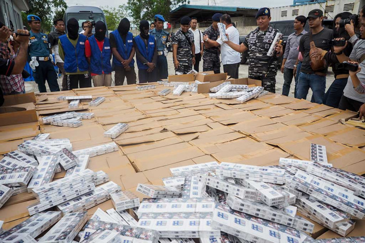 Tim Western Fleet Quick Response (WFQR) Lantamal IV Tanjungpinang menunjukkan empat pelaku penyelundupan dengan barang bukti ribuan bungkus rokok tanpa cukai.
