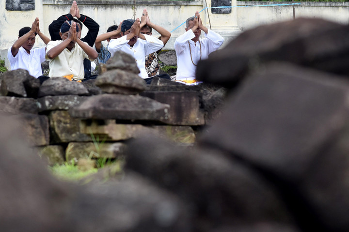 Sejumlah umat Hindu melakukan salah satu prosesi dalam upacara Hari Raya Galungan di situs Candi Ngempon, Bergas, Kabupaten Semarang, Jawa Tengah.