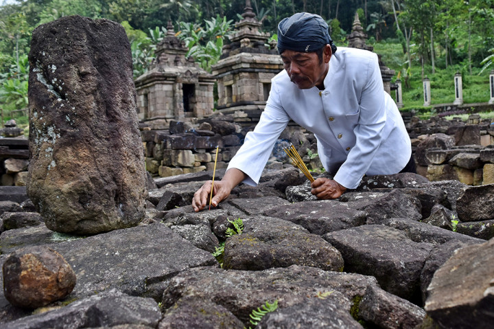 Seorang umat Hindu melakukan salah satu prosesi dalam upacara Hari Raya Galungan di situs Candi Ngempon, Bergas, Kabupaten Semarang, Jawa Tengah.