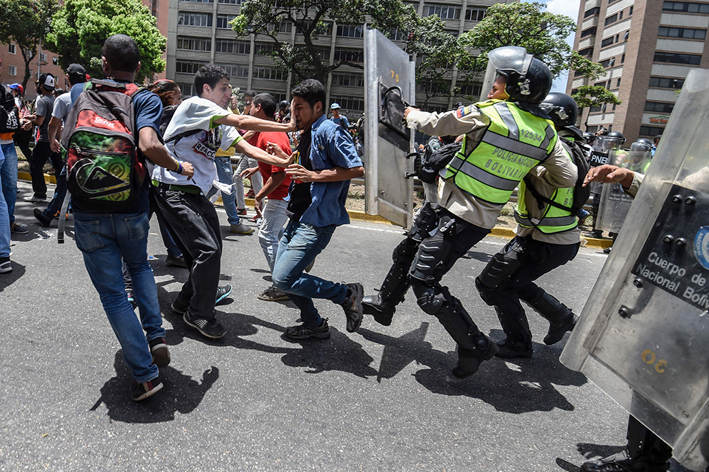 Kejadian berlangsung ketika pengunjuk rasa melemparkan batu ke arah polisi anti huru-hara. Polisi pun membalas dengan tembakan gas air mata, ketika memblokir para pengunjuk rasa merangsek masuk ke wilayah aktivis pro-pemerintah.