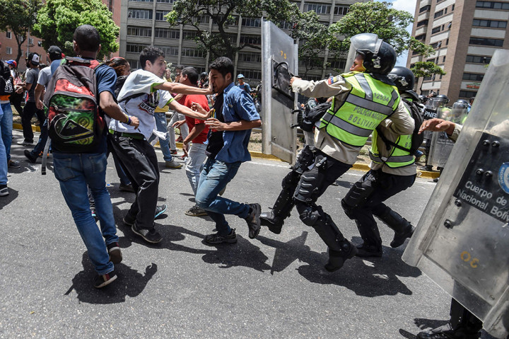 Kejadian berlangsung ketika pengunjuk rasa melemparkan batu ke arah polisi anti huru-hara. Polisi pun membalas dengan tembakan gas air mata, ketika memblokir para pengunjuk rasa merangsek masuk ke wilayah aktivis pro-pemerintah.