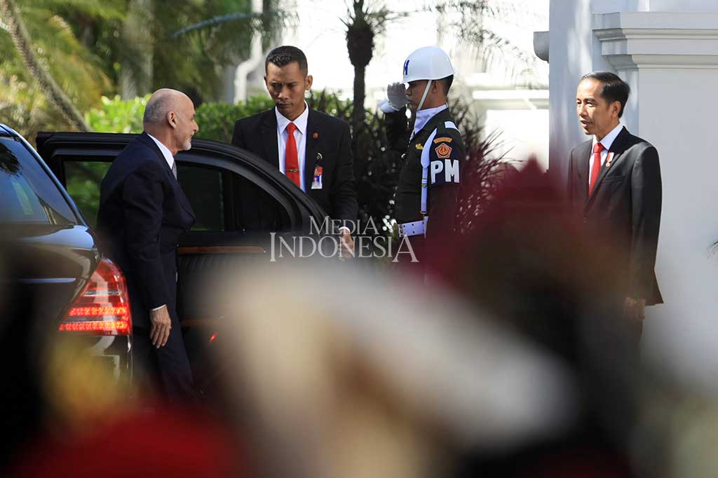 Presiden Joko Widodo menyambut Presiden Afghanistan Mohammad Ashraf Ghani yang baru turun dari mobil saat tiba di Istana Merdeka, Jakarta, Rabu (5/4/2017).