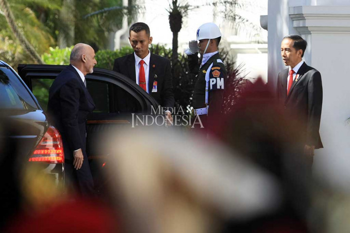 Presiden Joko Widodo menyambut Presiden Afghanistan Mohammad Ashraf Ghani yang baru turun dari mobil saat tiba di Istana Merdeka, Jakarta, Rabu (5/4/2017).