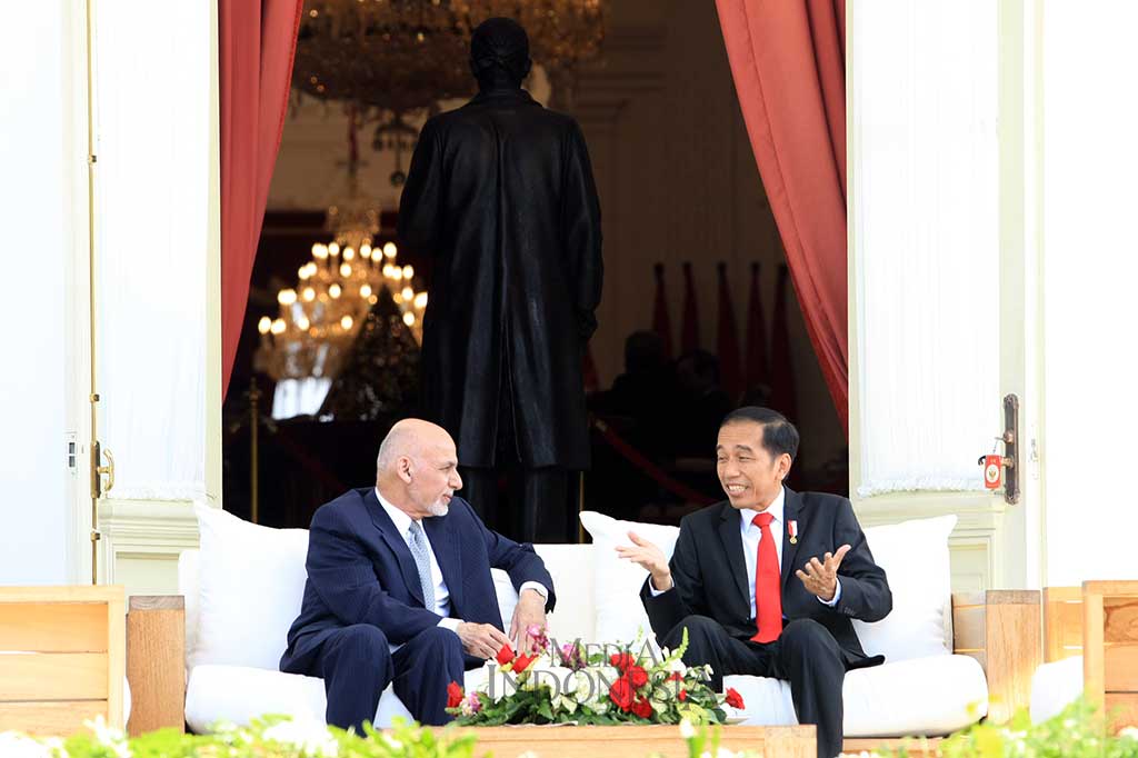 Presiden Jokowi berbincang-bincang dengan Presiden Afghanistan di beranda belakang Istana Merdeka.