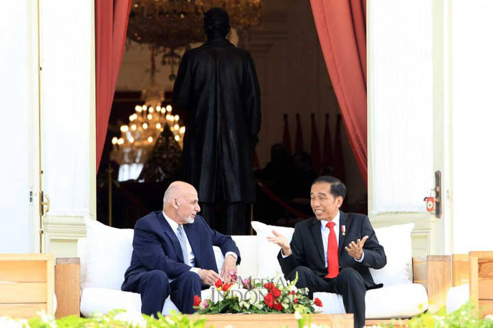 Presiden Jokowi berbincang-bincang dengan Presiden Afghanistan di beranda belakang Istana Merdeka.