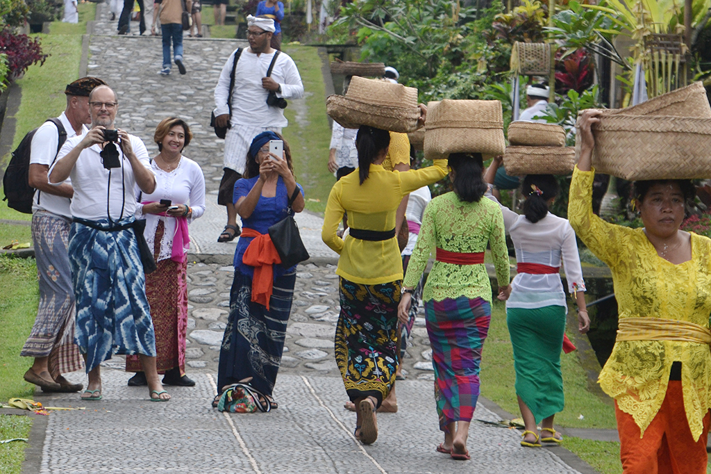 Wisatawan mancanegara (wisman) mengunjungi kawasan Desa Adat Penglipuran, Bangli, Bali, Rabu (5/4/2017).