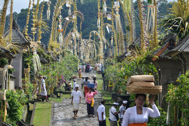 Sejumlah wanita menjunjung sesaji saat Hari Raya Galungan di Desa Adat Penglipuran, Bangli, Bali.