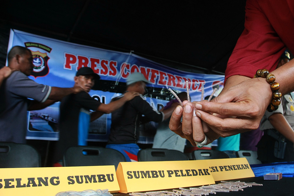 Penyidik Polisi Air dan Udara Sulawesi Tenggara menunjukkan sumbu peledak yang disita dari sepuluh orang tersangka di Kendari, Sulawesi Tenggara.