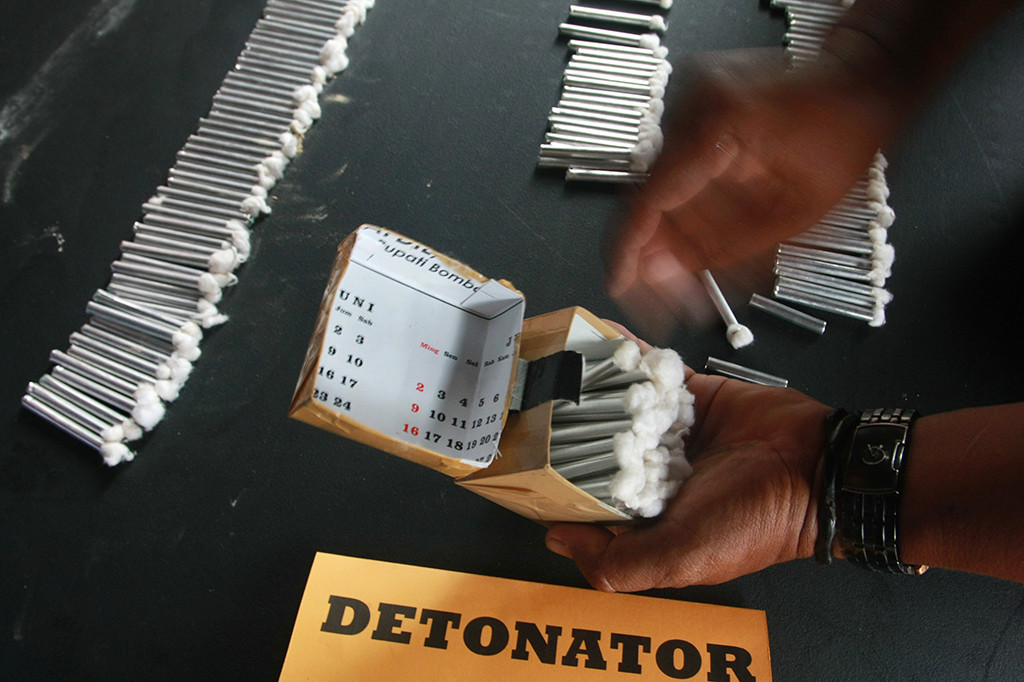 Penyidik Polisi Air dan Udara Sulawesi Tenggara menunjukkan sumbu detonator.