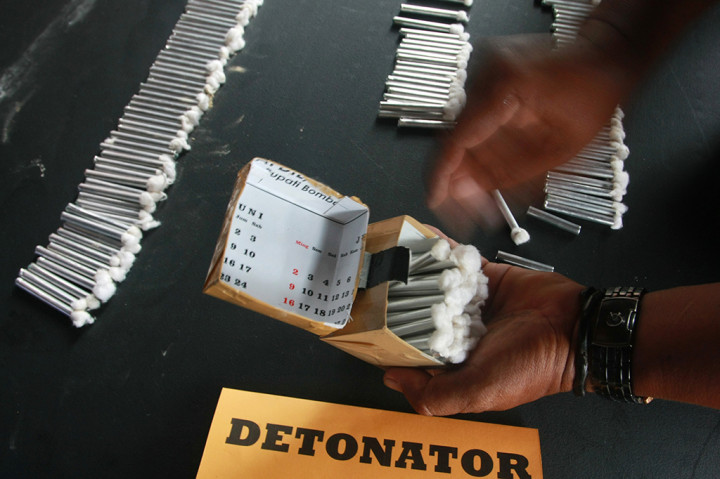 Penyidik Polisi Air dan Udara Sulawesi Tenggara menunjukkan sumbu detonator.