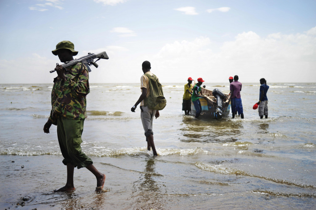 Nelayan di Lowarengak, Kenya, harus membawa senapan mesin untuk mengantisipasi bentrokan dengan sesama nelayan warga Ethiopia. 
