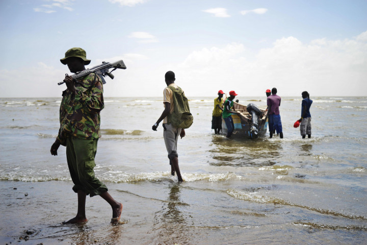 Nelayan di Lowarengak, Kenya, harus membawa senapan mesin untuk mengantisipasi bentrokan dengan sesama nelayan warga Ethiopia. 