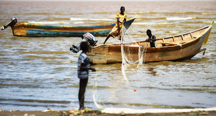 Karena para pria dewasa harus mengangkat senjata untuk mengawal nelayan, tugas mencari ikan terpaksa dilakukan warga berusia tua dan anak-anak di bawah umum.