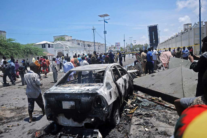 Sedikitnya tujuh orang tewas sementara 10 lainnya luka-luka akibat serangan yang terjadi di dekat Kementerian Keamanan Somalia di Mogadishu tersebut.