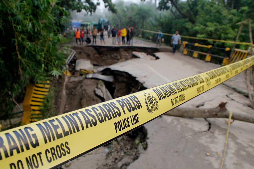 Tanda larangan melintas dipasang di jembatan yang ambrol di Kelurahan Bokong, Kabupaten Kupang, NTT, Kamis (6/4/2017).