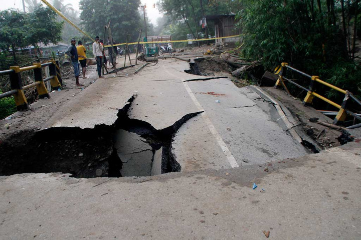 Warga menyaksikan jembatan yang ambrol di Kelurahan Bokong, Kabupaten Kupang.