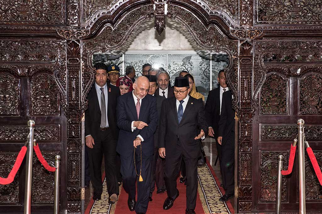 Ketua MPR Zulkifli Hasan (kanan) bersama Presiden Afganistan Mohammad Ashraf Ghani (kiri) melambaikan tangan seusai melakukan pertemuan di Gedung Nusantara V, Komplek Parlemen Senayan, Jakarta, Kamis (6/4/2017).
