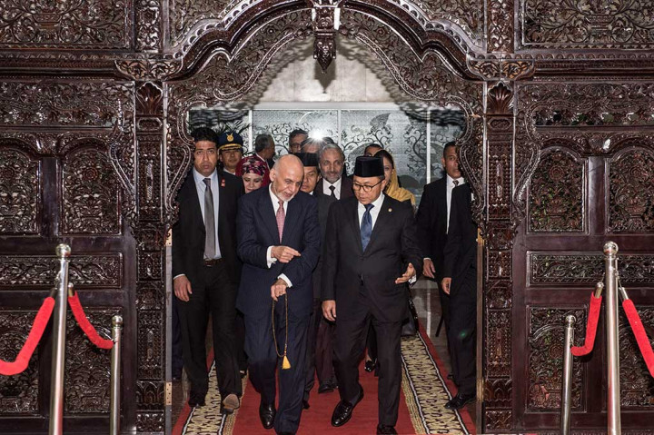 Ketua MPR Zulkifli Hasan (kanan) bersama Presiden Afganistan Mohammad Ashraf Ghani (kiri) melambaikan tangan seusai melakukan pertemuan di Gedung Nusantara V, Komplek Parlemen Senayan, Jakarta, Kamis (6/4/2017).