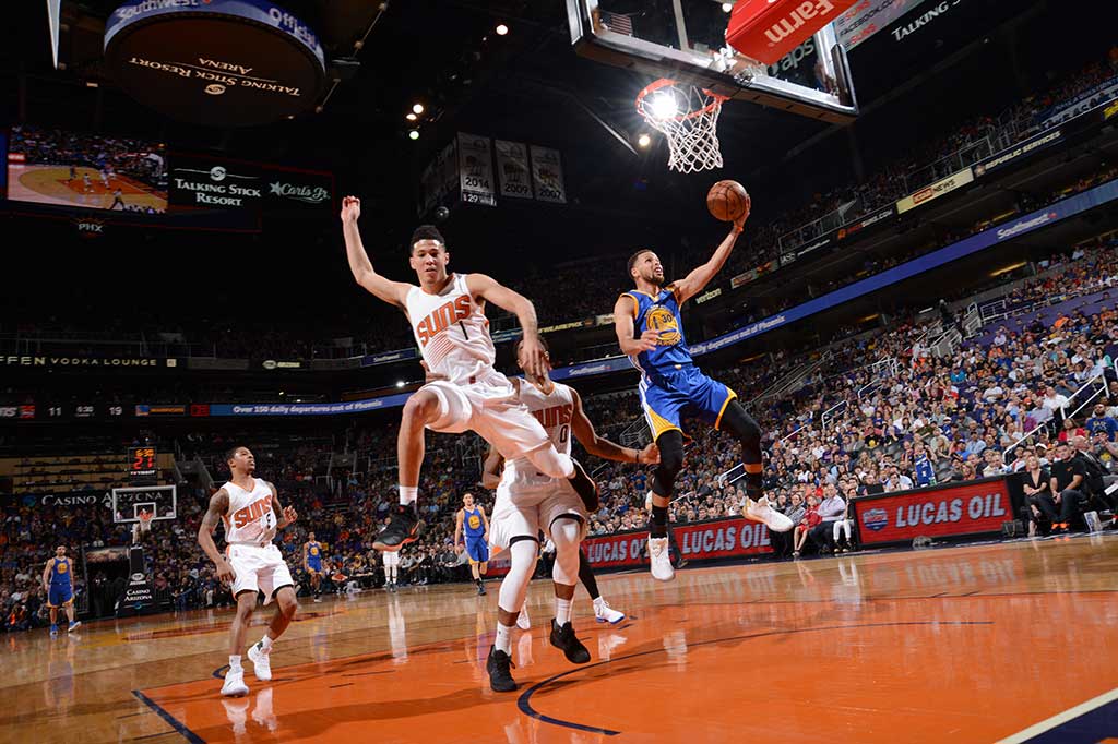 Stephen Curry mencetak 23 poin pada kuarter pertama untuk membawa Golden State Warriors unggul 41-18.
