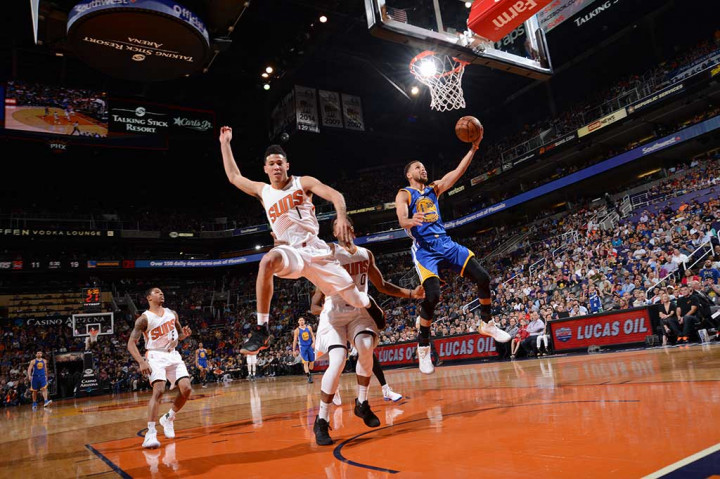 Stephen Curry mencetak 23 poin pada kuarter pertama untuk membawa Golden State Warriors unggul 41-18.