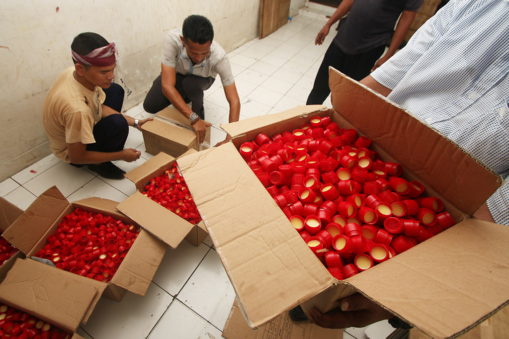 Polisi menyita 20 ribu lusin salep 88 yang telah dipalsukan.