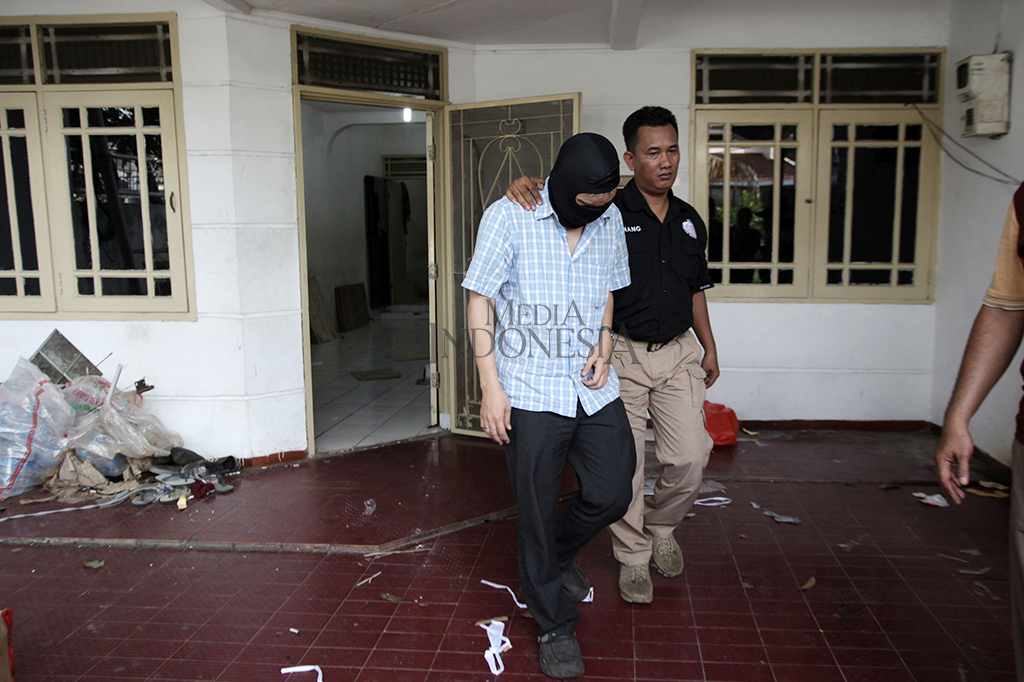 Dalam penggerebekan, petugas menangkap seorang pelaku berinisial YA.