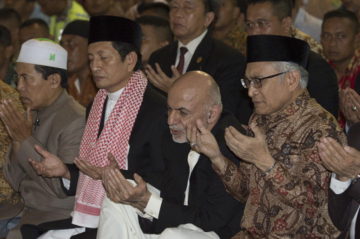 Presiden Afghanistan Mohammad Ashraf Ghani (kedua kanan) usai menunaikan salat magrib di Masjid Istiqlal, Jakarta, Kamis (6/4).