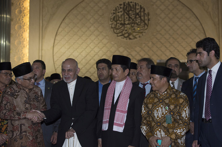 Presiden Afghanistan Mohammad Ashraf Ghani (kedua kiri) berjabat tangan dengan Ketua Badan Pelaksana Pengelola Masjid Istiqlal Muhammad Muzammil Basyuni (kiri) dan Imam Besar Masjid Istiqlal Nasaruddin Umar (ketiga kanan) usai menunaikan salat magrib di Masjid Istiqlal, Jakarta.