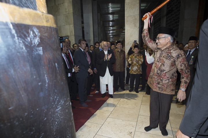 Orang nomor satu Afghanistan itu juga melihat cara kerja penggunaan bedug dan kentongan yang biasa dipakai orang Islam di Indonesia untuk memanggil orang salat, selain lewat adzan.