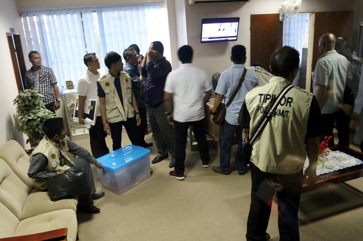 Tim Tipikor Polda Sumut menggeledah salah satu ruangan Dinas Pertambangan dan Energi Provinsi Sumatera Utara di Medan.
