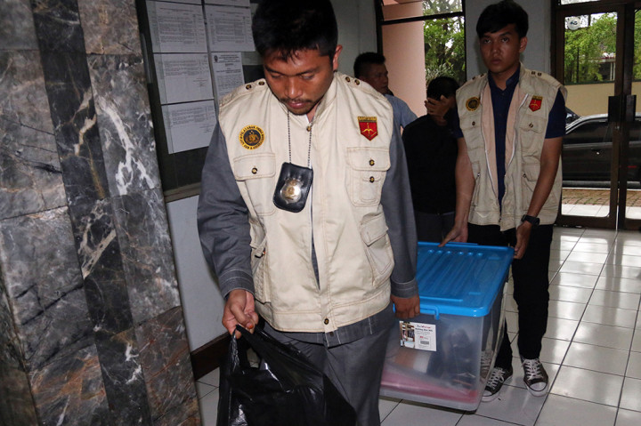 Dari Kantor Distamben Provinsi Sumut tersebut petugas menyita sejumlah dokumen.