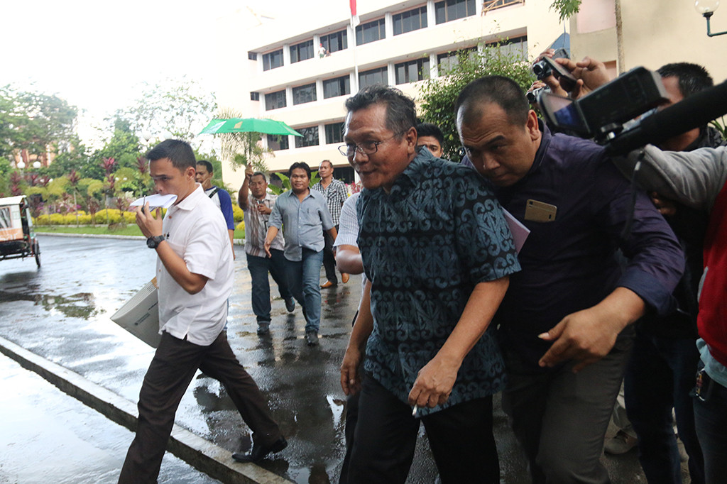 Kepala Dinas Pertambangan dan Energi Provinsi Sumatera Utara Eddy Saputra Salim (kedua kanan) digiring ke Polda Sumut untuk diperiksa.