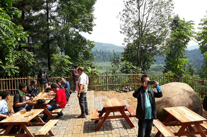 Kawasan wisata ini terletak di ketinggian 300-800 meter dpl dengan kemiringannya mencapai 15-40%.