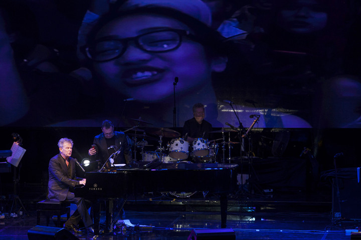 Konser bertajuk IndiHome Hitman David Foster and Friends Live in Concert digelar di Grand Pacific Hall, Yogyakarta, Kamis (6/4/2017).