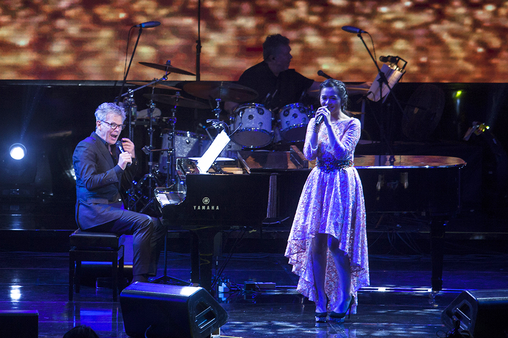 Musisi legendaris, David Foster (kiri) berkolaborasi dengan musisi Indonesia Putri Ayu.