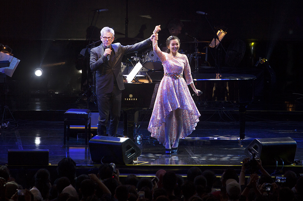 David Foster feat Putri Ayu membawakan lagu Time to Say Goodbye.